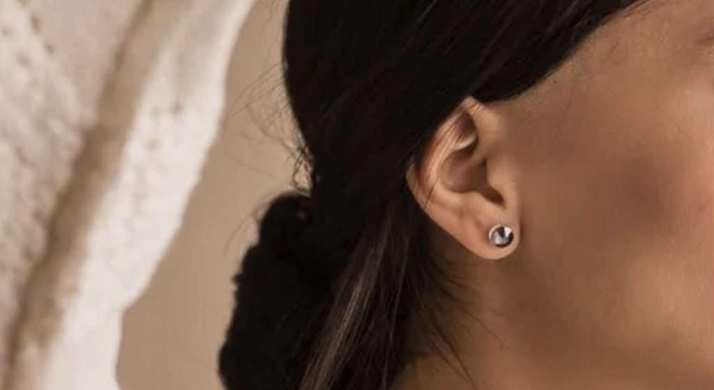 Sorte og lekre øredobber i medisinsk plast.