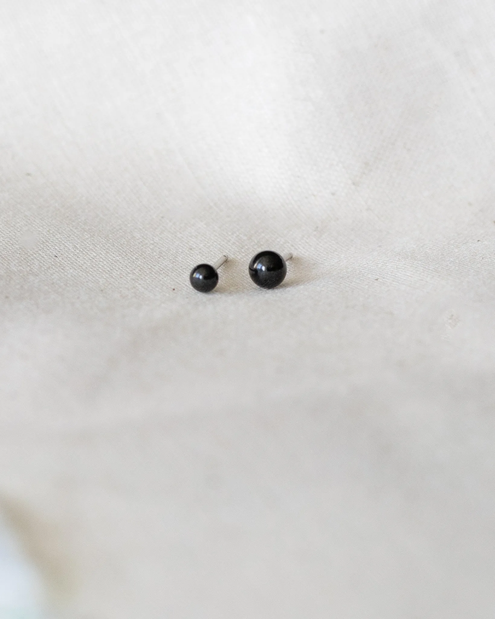 Sorte øredobber i medisinsk titan 5 mm - Bilde 5
