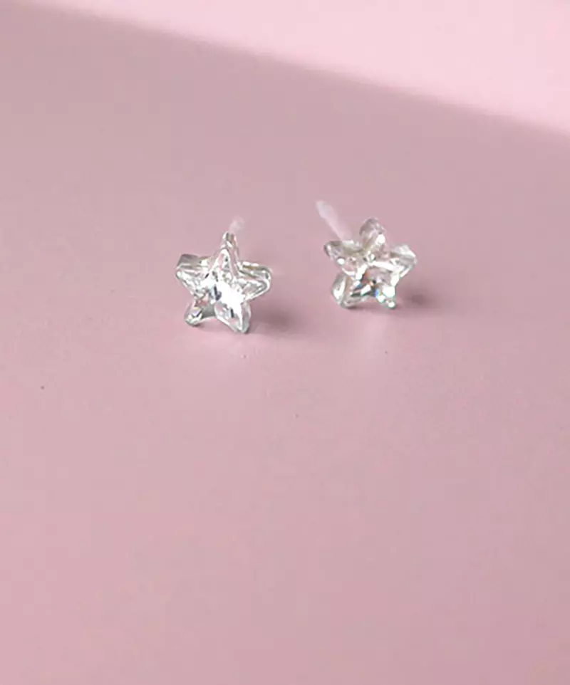 Søte stjerneformede øredobber i medisinsk plast 6 mm - Bilde 3