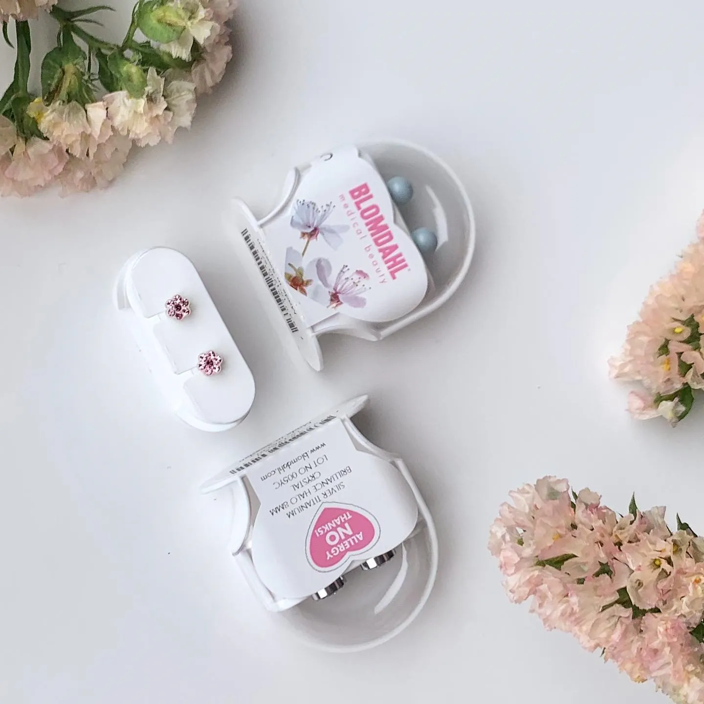 Søte rosa blomsterøredobber i medisinsk plast 5 mm - Bilde 3