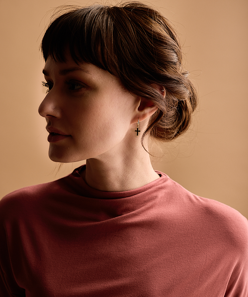 Enkel, stilig, gullfarget ørering med kors-anheng - Bilde 3